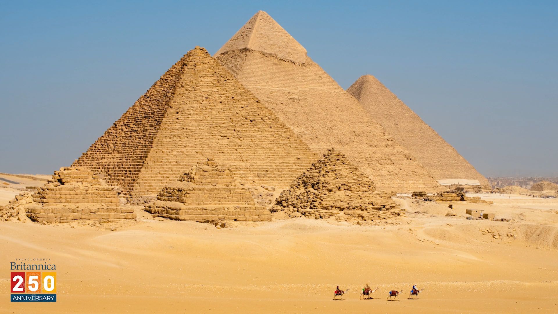 A Grande Pirâmide de Gizé no Egito, elevando-se majestosamente sobre o deserto, com a maior pirâmide de Khufu na vanguarda, exibindo um dos marcos mais emblemáticos do mundo antigo.