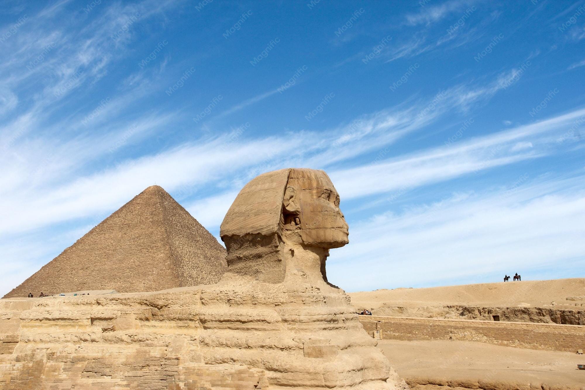 Pyramidy v Gíze a Sfinga pod jasně modrou oblohou, Egyptské pyramidy