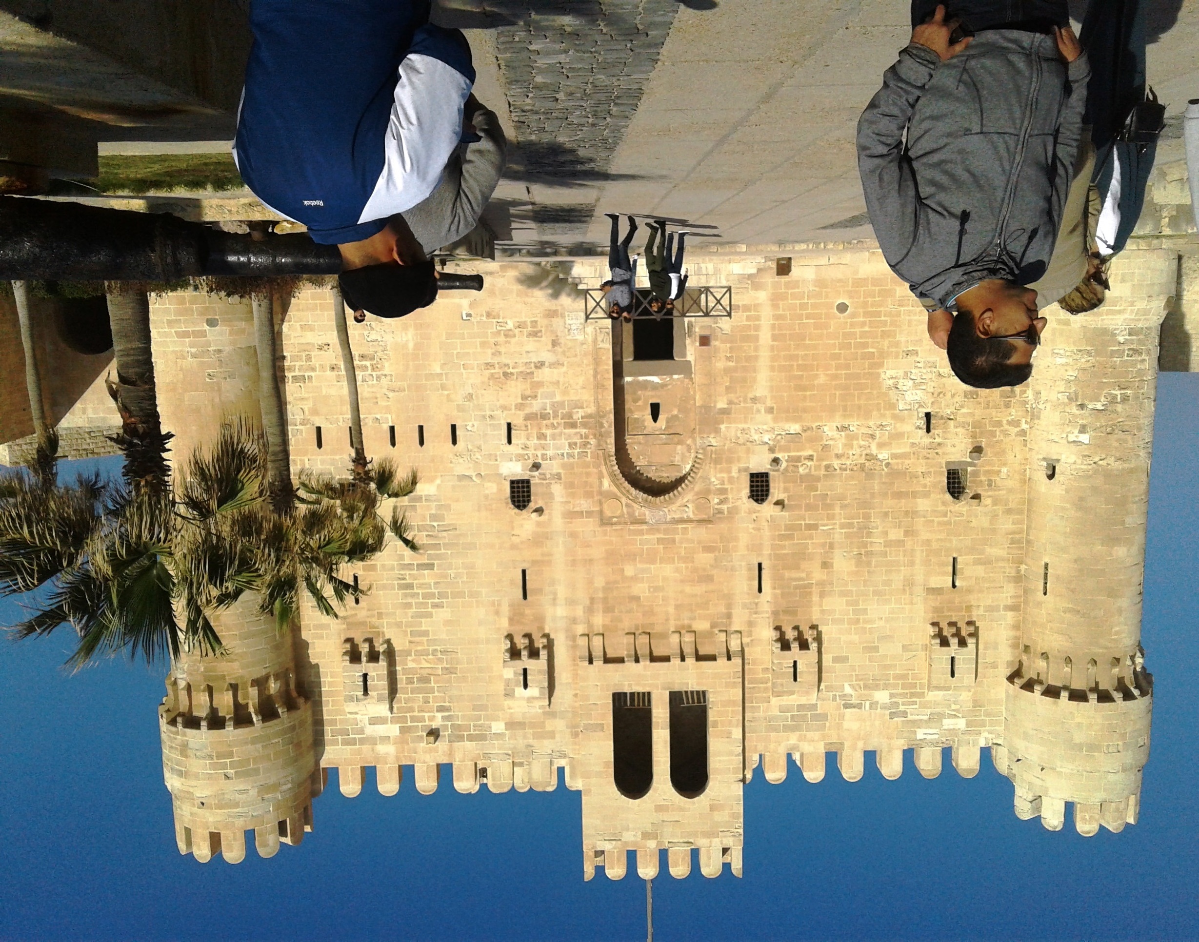 Turista v citadele pevnosti Qaitbay a jejím hlavním vstupním nádvoří, 