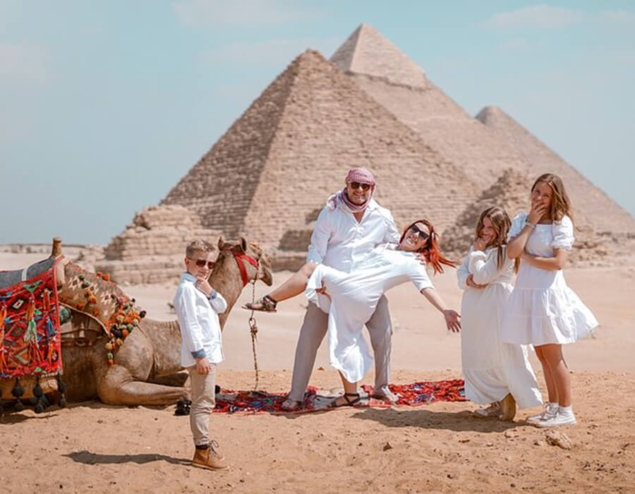 Uma família desfrutando de um passeio histórico no Egito, destacando viagens seguras