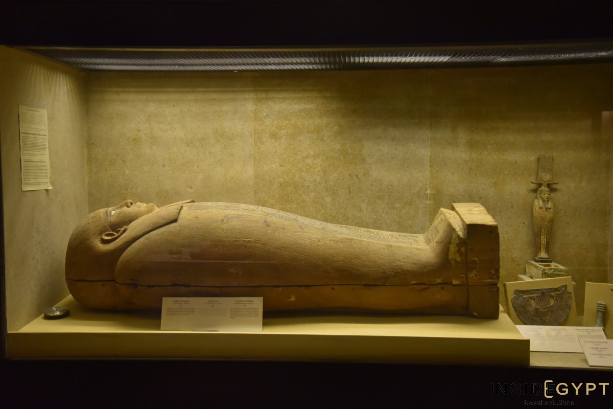 Antiker Holzsarkophag von Imhotep im Imhotep-Museum in Saqqara, Saqqara-Pyramiden