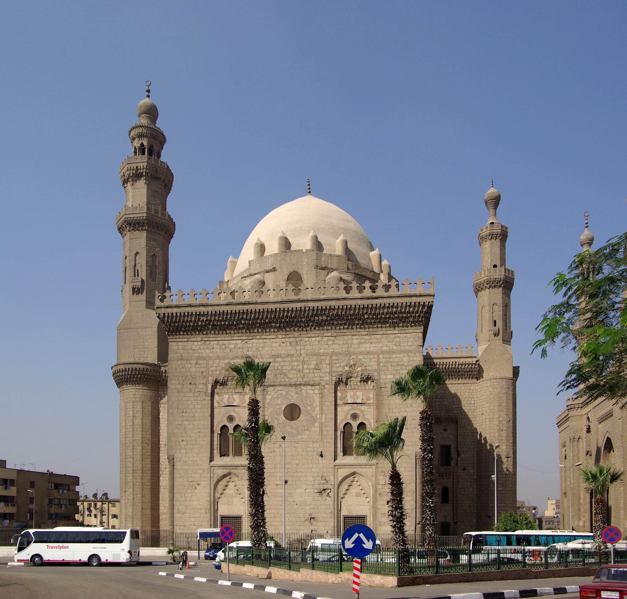 Außenansicht der Sultan Al Mansur Qalawun Moschee, die ihren grandiosen Eingang und die Mamlukenarchitektur zeigt