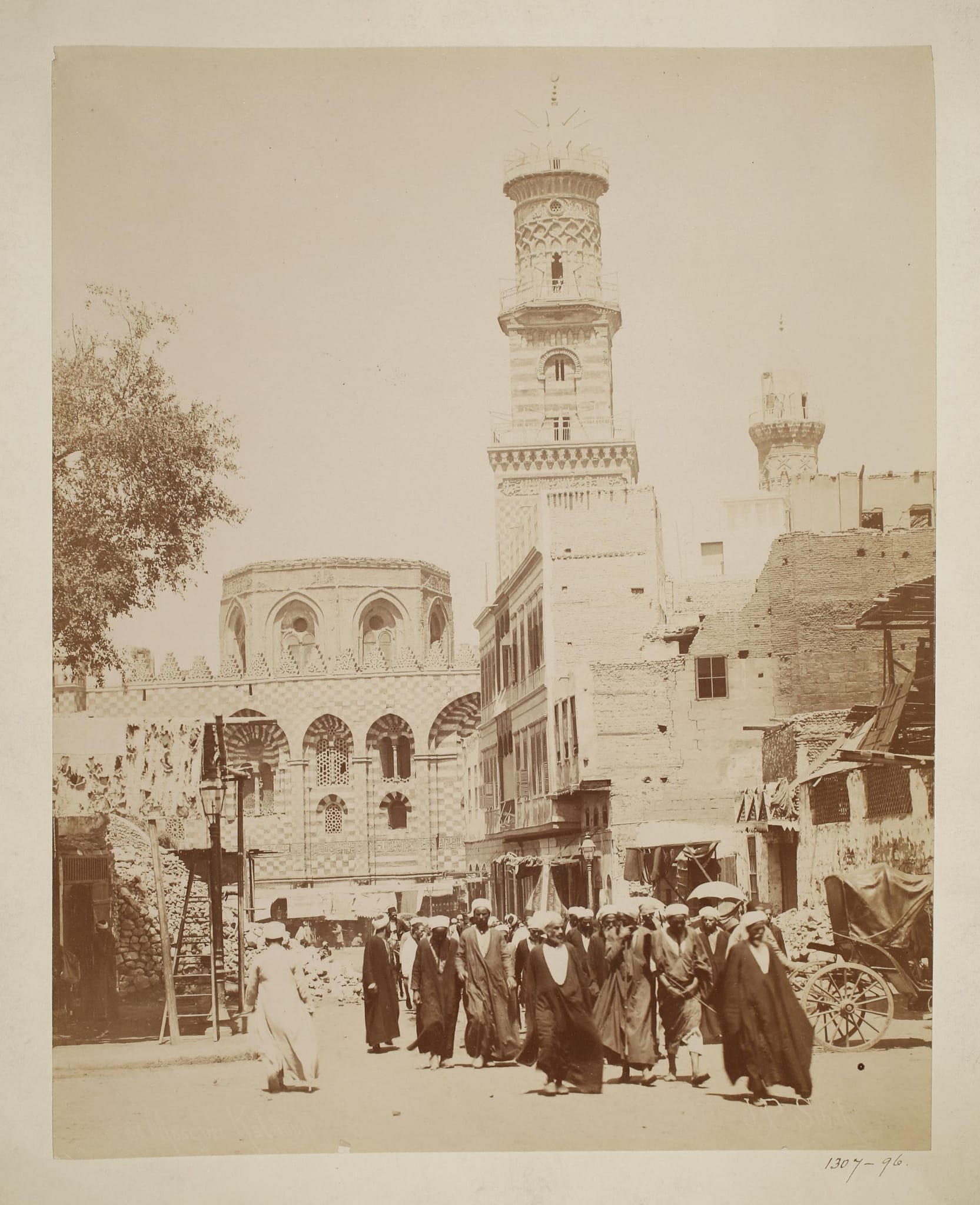 Nahaufnahme des exquisiten Mihrab in der Qalawun Moschee, der seine detaillierte Kunstfertigkeit hervorhebt
