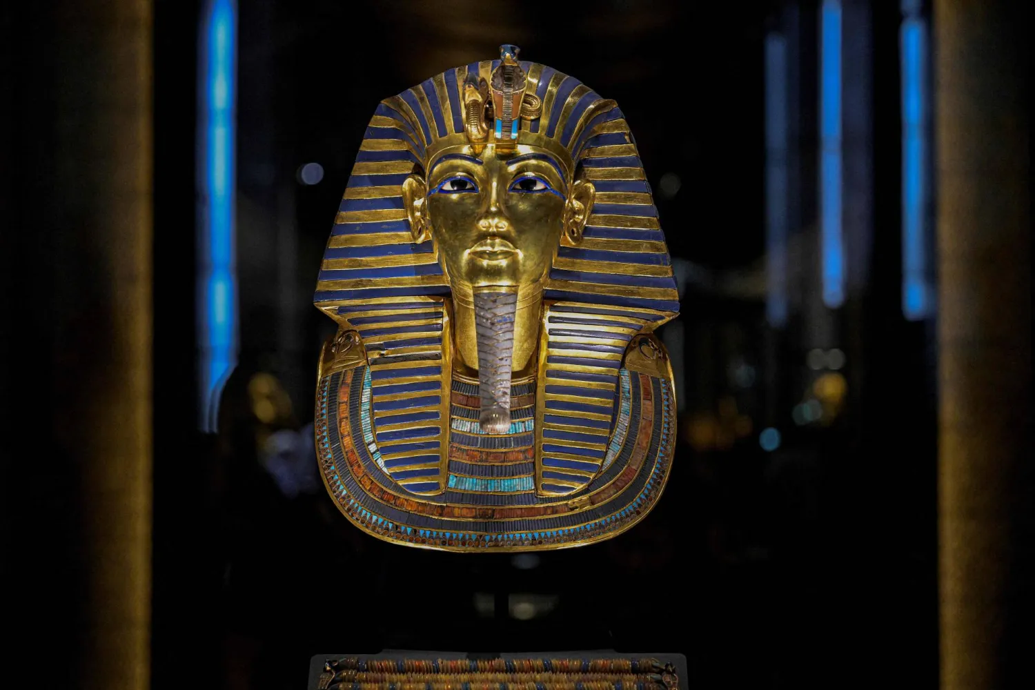 golden mask of tutankhamun